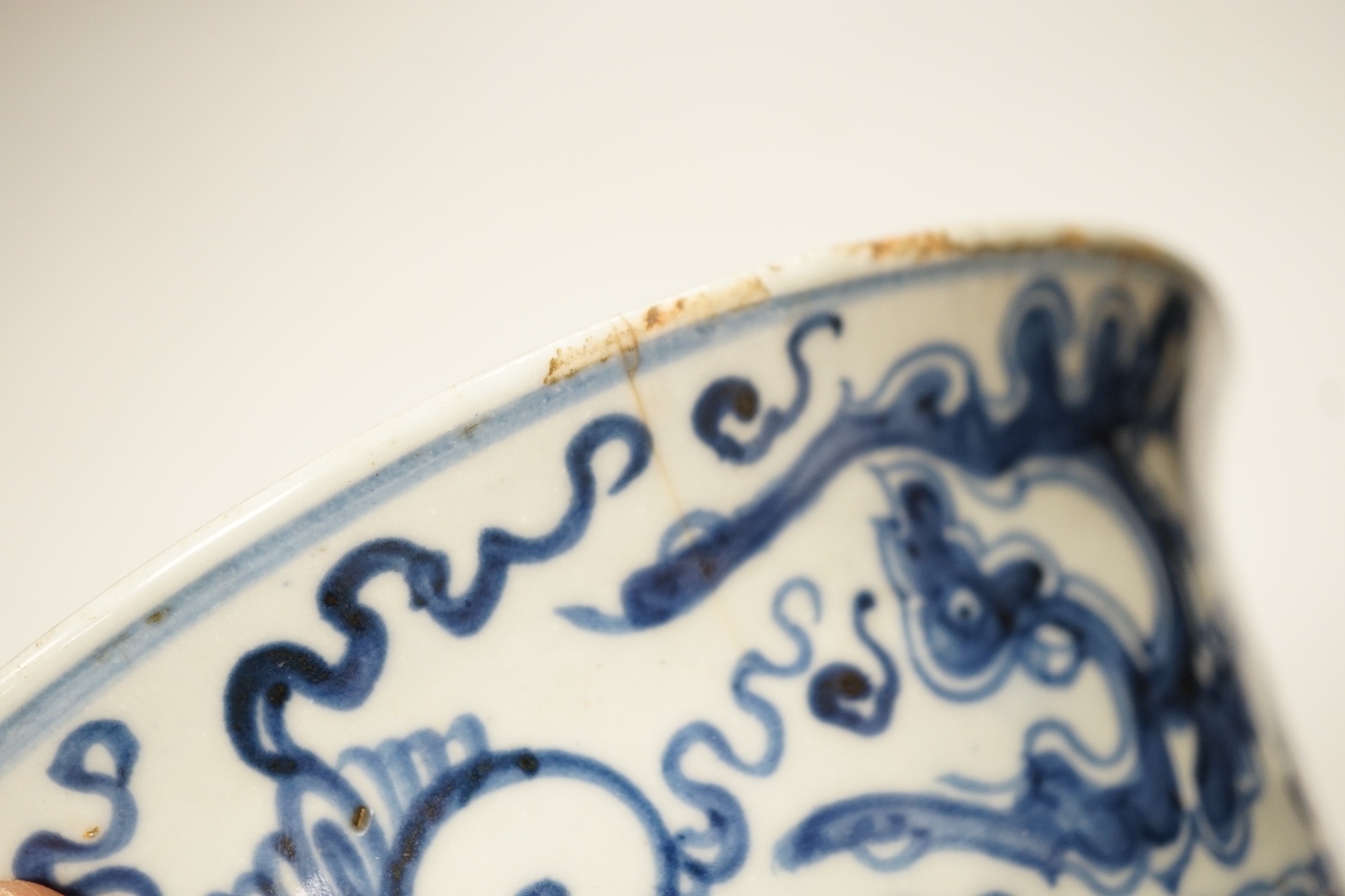 A Chinese Ming dynasty blue and white bowl, 17cm